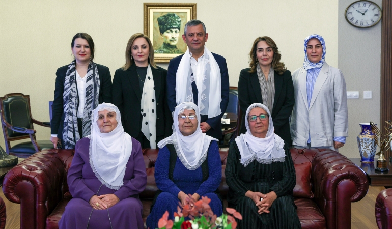 “Barış Anneleri”nden Özgür Özel’e ziyaret