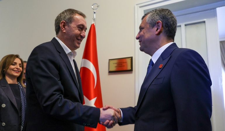 Bakırhan’dan Özel’e ziyaret: Demokrasi ayıbı, hukuk skandalı