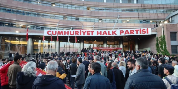 CHP önünde tansiyon yüksek Kılıçdaroğlu’ndan uyarı, valilikten talimat 