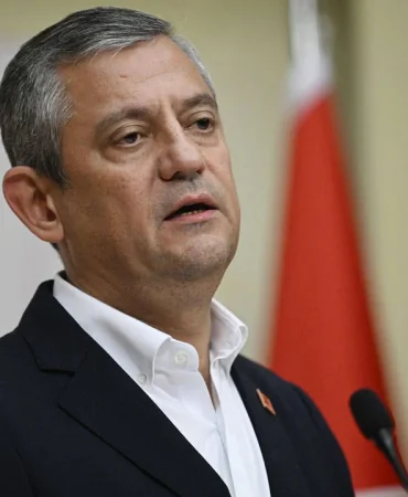 ozgur-ozel-aciklamalarda-bulunuyor.webp.webp