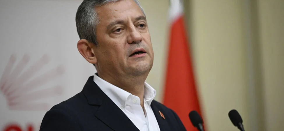 ozgur-ozel-aciklamalarda-bulunuyor.webp.webp
