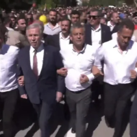 ozgur-ozel-anitkabire-yurudu-mesruiyetimizi-milletten-aliyoruz-bpzg.png