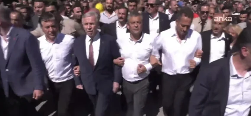 ozgur-ozel-anitkabire-yurudu-mesruiyetimizi-milletten-aliyoruz-bpzg.png