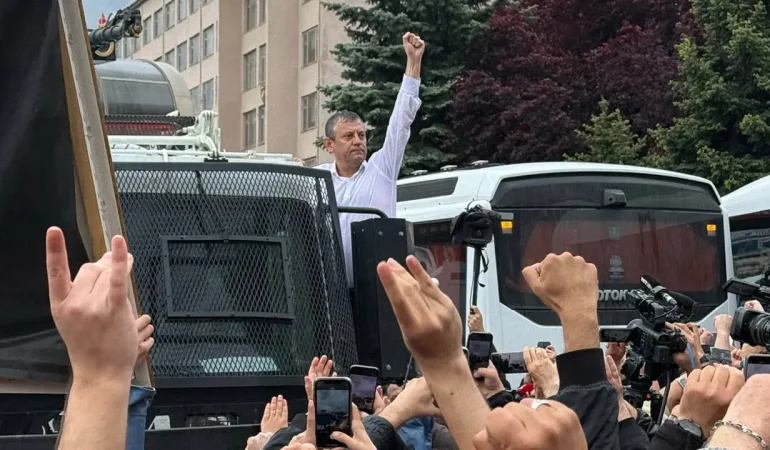 Polis CHP Genel Merkezi’ne zorla girdi: Özel Meclis’e yürüdü, TOMA’nın üstüne çıktı