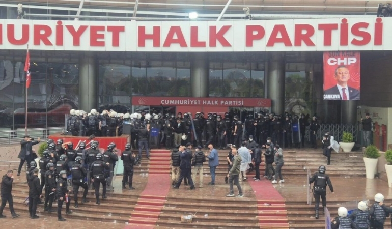 CHP’de Özgür Özel’e yakın 28 milletvekili PM’den istifa etti