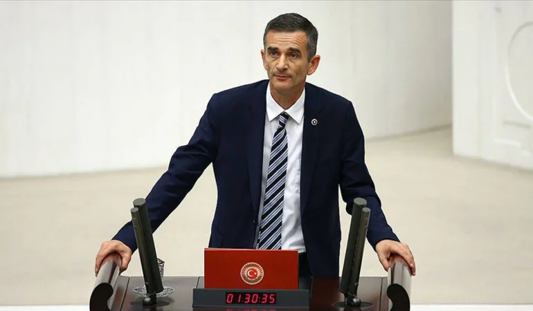 CHP’nin sandalye sayısı 136’ya düştü: Ümit Dikbayır partisinden istifa etti