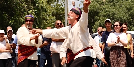 O kelebek hala uçuyor