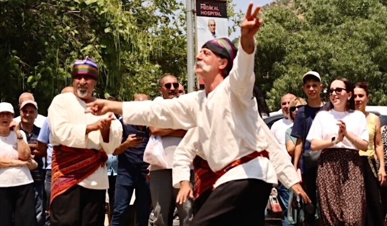 O kelebek hala uçuyor