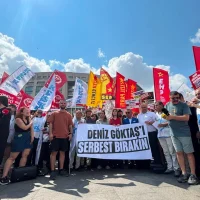 komedyen-deniz-goktas-adliyeye-sevk-edildi-cok-sayida-yurttas-destek-icin-caglayan-da-2.webp.webp
