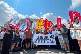 komedyen-deniz-goktas-adliyeye-sevk-edildi-cok-sayida-yurttas-destek-icin-caglayan-da-2.webp.webp