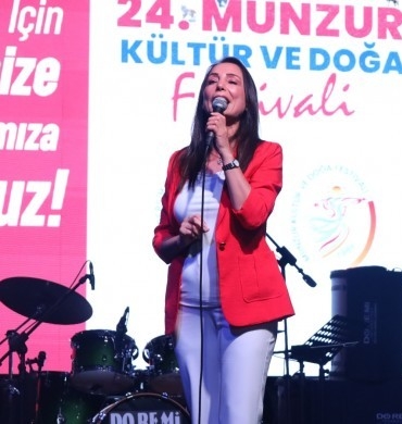 690x390cc-drsm-01-08-2026-tulay-hatimogullari-munzur-festivalinde-konustu_1-690x390.jpeg