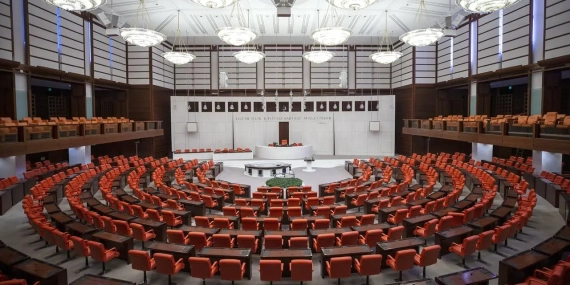 Görüşmeler başladı: Çerçeve yasa bugün Adalet Komisyonu’nda