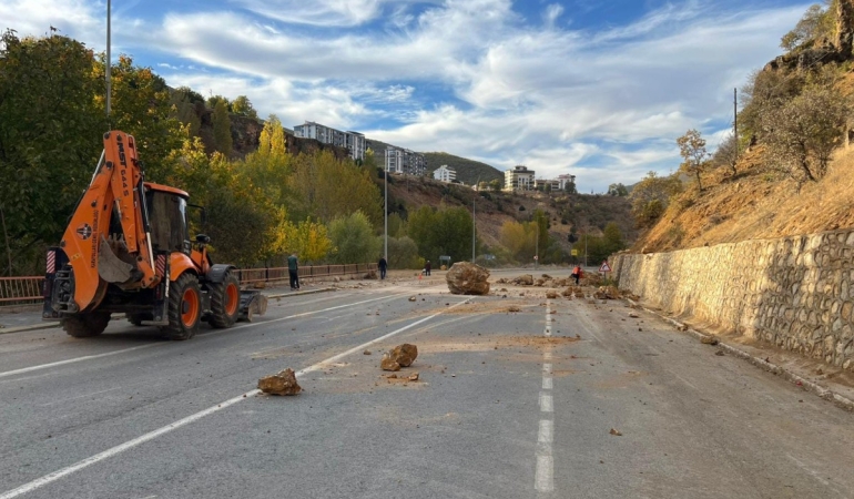 Dersim-Ovacık kara yolu çelik ağ çalışması nedeniyle ulaşıma kapatıldı